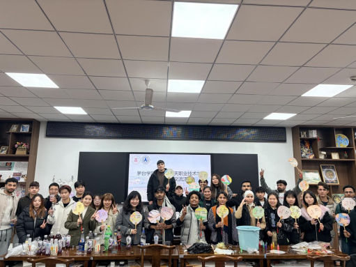 美加墨世界杯官方网站与贵州航天技术学院联合举办“扇引酒香，漆韵留华”留学生交流活动